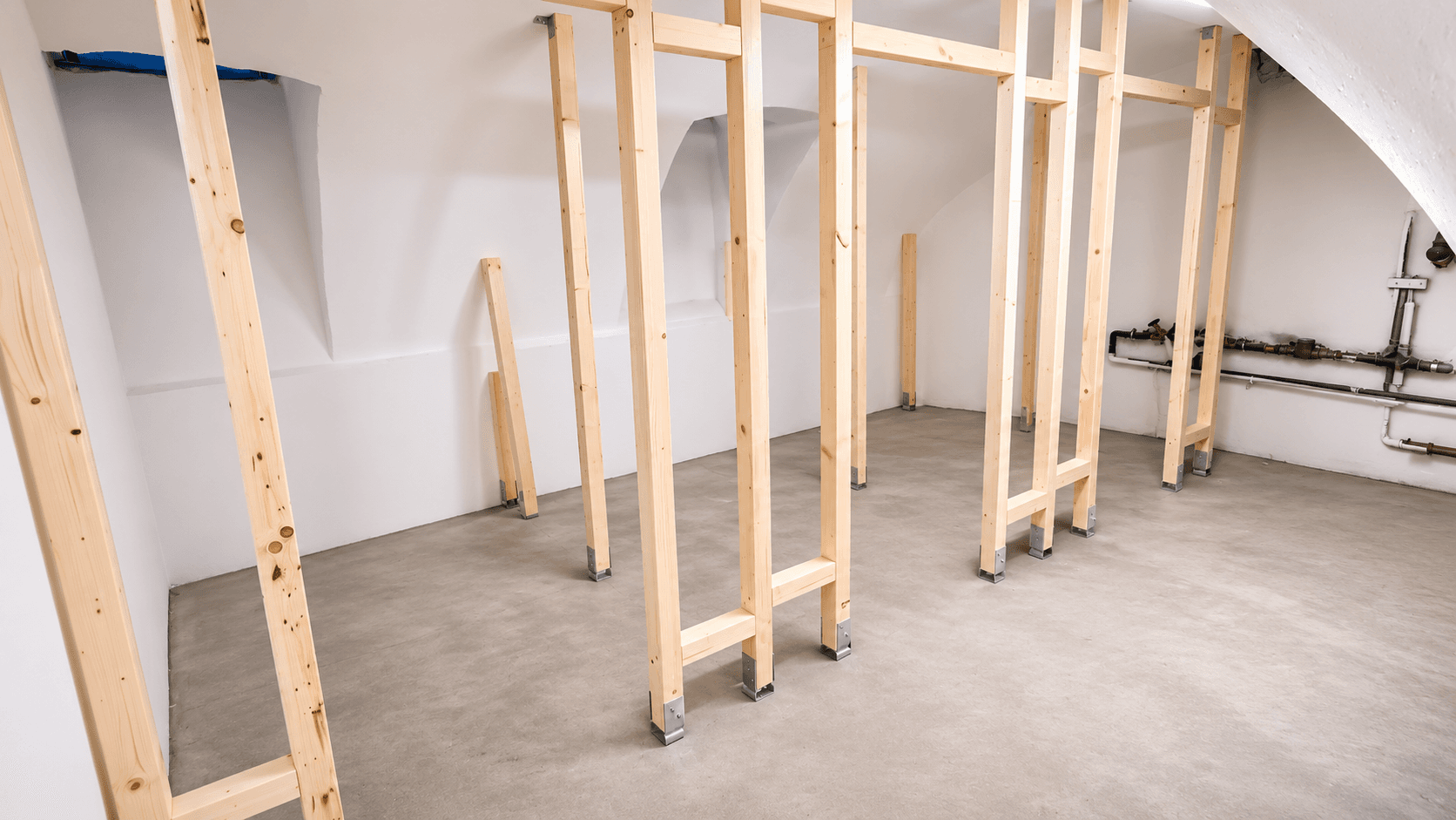 Holzständerwerk in einem ausgebauten Keller